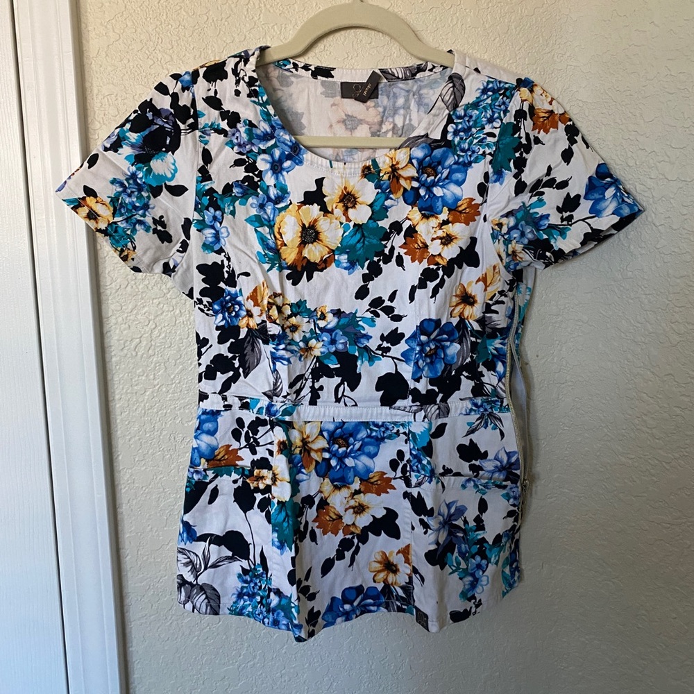 XS floral Jaanuu scrub top